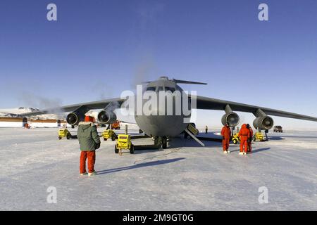 Les réchauffeurs de moteur et de frein empêchent les pièces de l'avion de geler pendant qu'un Starliger C-141C est déchargé sur le plateau de glace Ross, près de la station McMurdo, en Antarctique. L'avion a transporté des marchandises et des fournitures de Christchurch, en Nouvelle-Zélande, au cours de l'opération DEEP FREEZE 2001. Objet opération/série: DEEP FREEZE 2001 base: Station McMurdo pays: Antarctique (ATA) Banque D'Images