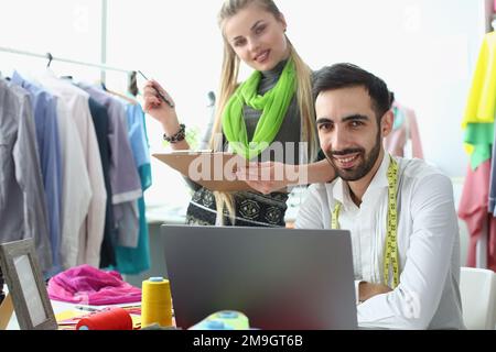 Une équipe de créateurs de mode crée une nouvelle collection de vêtements en atelier Banque D'Images