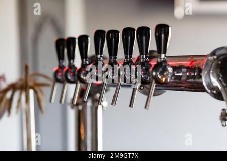 Les robinets de bière dans un pub. Alcool concept. Verser de la bière pour le client. . Photo de haute qualité Banque D'Images