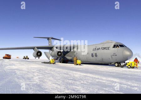 Un Starliger C-141C stationné sur la glace près de la station McMurdo en Antarctique, est assis avec des réchauffeurs de frein et de moteur en marche pendant un déchargement de cargaison à l'appui de l'opération DEEP FREEZE 2001. Avec des températures en nombres négatifs, des réchauffeurs sont nécessaires pour empêcher les moteurs et les freins de geler pendant que l'avion est déchargé. Objet opération/série: DEEP FREEZE 2001 base: Station McMurdo pays: Antarctique (ATA) Banque D'Images