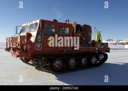 Un véhicule d'urgence notwell 240 se trouve près d'un Starliger C-141C de Christchurch, en Nouvelle-Zélande, stationné sur la glace près de la station McMurdo en Antarctique, pendant l'opération DEEP FREEZE 2001. Objet opération/série: DEEP FREEZE 2001 base: Station McMurdo pays: Antarctique (ATA) Banque D'Images