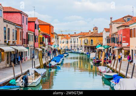 MURANO ISLAND, ITALIE - 25 SEPTEMBRE 2019 : MURANO ISLAND, VENISE, ITALIE. Maisons traditionnelles colorées dans le Murano. Île de Murano dans le Lago vénitien Banque D'Images