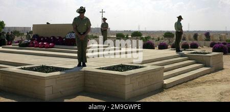 011019-F-5114B-118. [Complete] Scene Caption: Les membres de la Force multinationale de l'armée australienne et les observateurs se tiennent placide pendant que des couronnes sont posées au cimetière d'El Alamein pendant la cérémonie commémorative de la bataille d'El Alamein, pendant l'exercice BRIGHT STAR 01/02. La cérémonie commémorait la bataille entre l'axe et les forces alliées pour le contrôle de l'Égypte pendant la deuxième Guerre mondiale Les participants à l'exercice Bright Star ont pris le temps d'assister à la cérémonie commémorative. BRIGHT STAR 01/02 est un exercice multinational impliquant plus de 74 000 soldats de 44 pays qui renforce la stabilité régionale et militaire- Banque D'Images