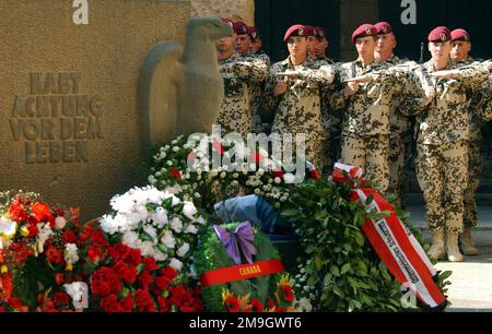 011019-F-7203T-005. [Complete] Scene Caption: Une équipe de soldats de l'armée allemande photographiés pendant la cérémonie commémorative de la bataille d'El Alamein, tenue pendant l'exercice BRIGHT STAR 01/02. La cérémonie commémorait la bataille entre l'axe et les forces alliées pour le contrôle de l'Égypte pendant la deuxième Guerre mondiale Les participants à l'exercice Bright Star ont pris le temps d'assister à la cérémonie commémorative. BRIGHT STAR 01/02 est un exercice multinational impliquant plus de 74 000 soldats de 44 pays qui renforce la stabilité régionale et la coopération militaire entre nos principaux alliés et nos partenaires régionaux. Il prépare Banque D'Images