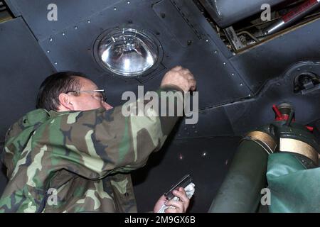 Le sergent technique Michael Bartock, USAF, 452nd escadron de maintenance, base de réserve aérienne de mars, Californie, installe le panneau de cric d'aile externe sur un Starlifter C-141C de la CRÉF de mars. Après avoir subi une fracture de stress du train d'atterrissage, l'avion se trouve dans le hangar d'entretien de Christchurch, en Nouvelle-Zélande. Le train d'atterrissage sera réparé afin que l'avion puisse reprendre les missions de transport de marchandises et de personnel à la station McMurdo, Antarctique, pendant l'opération DEEP FREEZE 2001. Sujet opération/série: DEEP FREEZE 2001 base: Christchurch État: Canterbury pays: Nouvelle-Zélande (NZL) scène Major C Banque D'Images