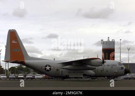 Un LC-130H Hercules de la 109th Air National Guard Unit de New York, se trouve sur la ligne aérienne à Christchurch, en Nouvelle-Zélande. L'avion, équipé de skis, transportera du fret et du personnel jusqu'à la station McMurdo, en Antarctique, pendant l'opération DEEP FREEZE 2001. Sujet opération/série: DEEP FREEZE 2001 base: Christchurch État: Canterbury pays: Nouvelle-Zélande (NZL) Banque D'Images