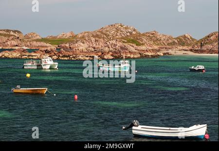 Un groupe de petits bateaux à l'ancre dans la baie de Fionnphort, Mull, Écosse Royaume-Uni Banque D'Images