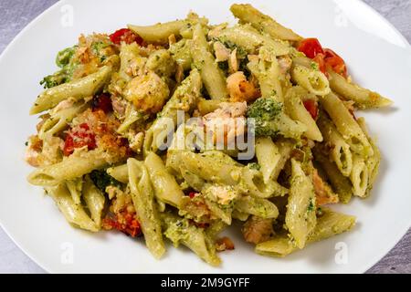 Cuisson de pâtes au saumon au pesto, plaquée Banque D'Images