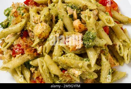 Cuisson de pâtes au saumon au pesto, plaquée, gros plan Banque D'Images