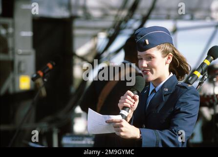 011027-F-0966E-003. [Complete] Scene Caption: Miss New York 2001, le deuxième lieutenant de la Réserve aérienne, Andrea Plummer, de l'Air Force Institute of Technology, parle du rassemblement au Liberty State Park, New Jersey, lors du rassemblement « Support Our troupes » pour la journée nationale « Make a Difference Day ». Vétéran des guerres étrangères (VFW) et ses auxiliaires Dames, en collaboration avec le ministère des Affaires militaires et des anciens combattants du New Jersey, ont parrainé le rassemblement. L'événement a accueilli de nombreux spectacles pour les 15 000 participants au rassemblement de trois heures. « Les forces armées des Amériques se préparent à une guerre longue et ardue Banque D'Images