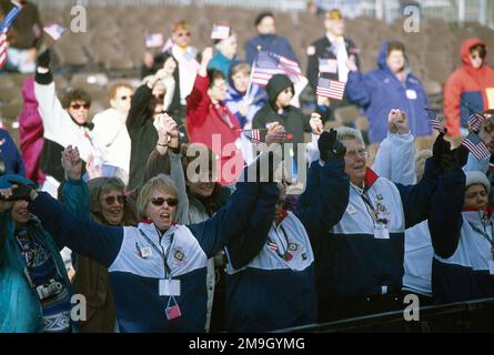 011027-F-0966E-009. [Complete] Scene Caption : les Américains manifestent leur soutien et leur patriotisme au Liberty State Park, New Jersey, lors du rassemblement « Sup our troupes » pour le « jour de la différence ». Vétéran des guerres étrangères (VFW) et ses auxiliaires Dames, en collaboration avec le ministère des Affaires militaires et des anciens combattants du New Jersey, ont parrainé le rassemblement. L'événement a accueilli de nombreux spectacles pour les 15 000 participants au rassemblement de trois heures. « Les forces armées des Amériques se préparent à une guerre longue et ardue contre un ennemi invisible mais terrifiant », a déclaré le commandant en CHEF du VFW, Jim N. Goldsmith. ' Banque D'Images