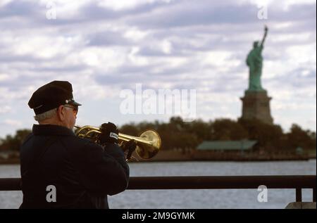 011027-F-0966E-011. [Complete] Scene Caption : un membre de la bande du service des incendies de Palisades Park et des Pipers se produit au Liberty State Park, dans le New Jersey, lors du rassemblement « porter nos troupes » pour la journée nationale « Make a Difference Day ». Vétéran des guerres étrangères (VFW) et ses auxiliaires Dames, en collaboration avec le ministère des Affaires militaires et des anciens combattants du New Jersey, ont parrainé le rassemblement. L'événement a accueilli de nombreux spectacles pour les 15 000 participants au rassemblement de trois heures. « Les forces armées des Amériques se préparent à une guerre longue et ardue contre un ennemi invisible mais terrifiant », a déclaré le commandant du VFW- Banque D'Images