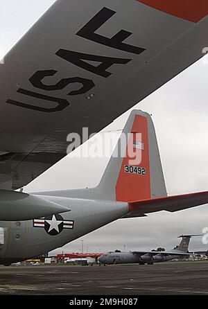 Lockheed LC-130H de l'aile du pont aérien 109th, de la Garde nationale aérienne de New York et C-141 de l'aile de la mobilité aérienne 452nd garés sur la rampe de Christchurch (Nouvelle-Zélande) à l'appui de l'opération DEEP FREEZE 2001. Sujet opération/série: DEEP FREEZE 2001 base: Christchurch État: Canterbury pays: Nouvelle-Zélande (NZL) Banque D'Images