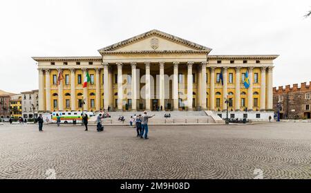 VÉRONE, ITALIE - 26 SEPTEMBRE 2019 : Palazzo Barbieri. Le Palazzo Barbieri est situé sur la Piazza Bra, dans le centre de Vérone. Italie. Banque D'Images