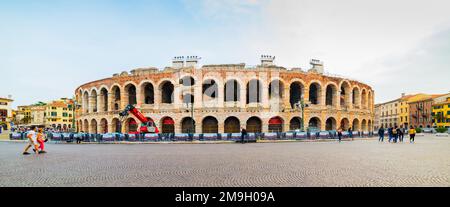 VÉRONE, ITALIE - 26 SEPTEMBRE 2019 : l'arène de Vérone (Arena di Verona) est un amphithéâtre romain de la Piazza Bra, à VÉRONE, EN ITALIE. Banque D'Images