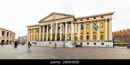 VÉRONE, ITALIE - 26 SEPTEMBRE 2019 : Palazzo Barbieri. Le Palazzo Barbieri est situé sur la Piazza Bra, dans le centre de Vérone. Italie. Banque D'Images