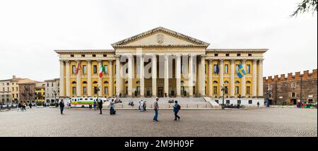 VÉRONE, ITALIE - 26 SEPTEMBRE 2019 : Palazzo Barbieri. Le Palazzo Barbieri est situé sur la Piazza Bra, dans le centre de Vérone. Italie. Banque D'Images