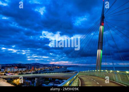 Vue sur le Ponte del Mare (pont de la mer) la nuit, Pescara, Italie Banque D'Images