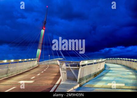 Vue sur le Ponte del Mare (pont de la mer) la nuit, Pescara, Italie Banque D'Images