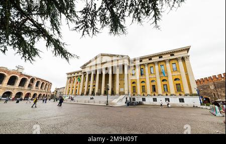 VÉRONE, ITALIE - 26 SEPTEMBRE 2019 : Palazzo Barbieri. Le Palazzo Barbieri est situé sur la Piazza Bra, dans le centre de Vérone. Italie. Banque D'Images