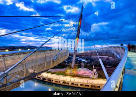 Vue sur le Ponte del Mare (pont de la mer) la nuit, Pescara, Italie Banque D'Images