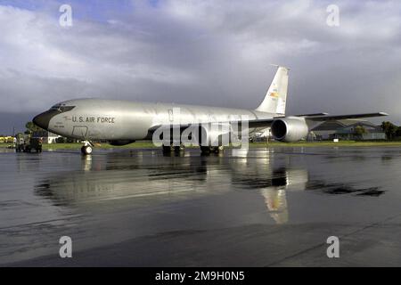 Un Boeing KC-135R de l'aile Air Mobility 336th/452nd basé à la base de la réserve aérienne de mars, en Californie, a stationné sur la rampe d'accès à Christchurch, en Nouvelle-Zélande. L'unité est en train de voler à l'appui de 452nd MAW (escadre de transport aérien militaire), Lockheed C-141C Starliger soutenant l'opération DEEP FREEZE 2001, réapprovisionnement de la station McMurdo en Antarctique. Sujet opération/série: DEEP FREEZE 2001 base: Christchurch État: Canterbury pays: Nouvelle-Zélande (NZL) scène Major Command montré: AMC Banque D'Images