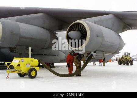 Les équipes au sol installent des réchauffeurs de moteur sur un Starligher C-141C de Lockheed exploité par l'aile Air Mobility (AMW) de 452nd, basé à la base de réserve aérienne de mars, en Californie. L'appareil est en mission de réapprovisionnement à la station McMurdo de l'île Ross en Antarctique, dans le cadre de l'opération DEEP FREEZE 2001. Le 452nd AMW exploite deux avions à partir de l'aéroport international de Christchurch, en Nouvelle-Zélande, pour soutenir le Programme scientifique national des États-Unis sur LA GLACE. Sujet opération/série: DEEP FREEZE 2001 base: Christchurch État: Canterbury pays: Nouvelle-Zélande (NZL) scène Major Command montré: AMC Banque D'Images