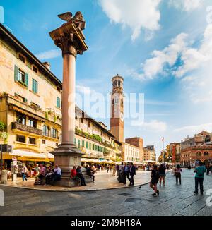 VÉRONE, ITALIE - 26 SEPTEMBRE 2019 : Piazza delle Erbe (place du marché) est une place de Vérone, Italie. Tour Lamberti et colonne de San Marco. Banque D'Images