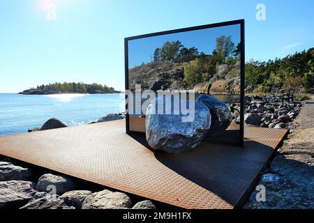 Installation en plein air Grand miroir be-Hide entre deux grands rochers sur la plate-forme en fer, Vallisaari, Biennale d'Helsinki 2021 Banque D'Images