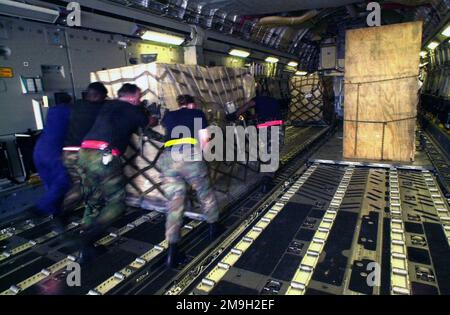 LES aviateurs DE la FORCE AÉRIENNE DES ÉTATS-UNIS (USAF) affectés à l'escadron de mobilité aérienne (AMS) du 728th chargent des cargaisons palettisées sur un avion C-17A Globemaster III, alors qu'ils sont déployés à l'avant pour soutenir l'opération ENDURING FREEDOM. Objet opération/série: LIBERTÉ DURABLE base: Incirlik Air base, Adana pays: Turquie (TUR) Banque D'Images