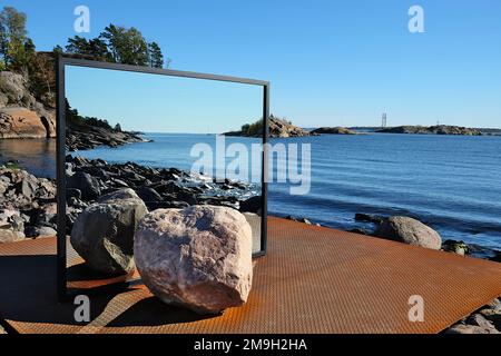 Installation en plein air Grand miroir be-Hide entre deux grands rochers sur la plate-forme en fer, Vallisaari, Biennale d'Helsinki 2021 Banque D'Images