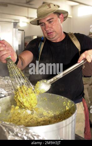LE sergent D'ÉTAT-MAJOR Earl Pineo, de l'escadron des services 325th, à la base aérienne de Tyndall, en Floride, prépare le dernier timbre de farce pour le repas de Thanksgiving qui sera servi à plus de 1 200 militaires américains déployés dans un lieu d'opération avancé classé à l'appui de l'opération ENDURING FREEDOM. En réponse aux attaques terroristes contre 11 septembre 2001 au Centre mondial du commerce de New York et au Pentagone, le président George W. Bush a lancé l'opération ENDURING FREEDOM en faveur de la guerre mondiale contre le terrorisme (GWOT), qui combat le terrorisme à l'étranger. Sujet opération/série: LIBERTÉ DURABLE pays: ONU Banque D'Images