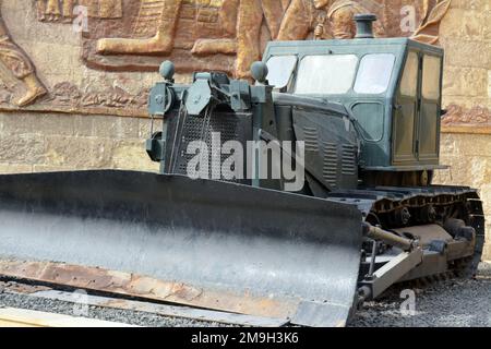 Le Caire, l'Egypte, le 7 janvier 2023: Le bulldozer de l'URSS utilisé dans la construction de la barrière de sable et des tranchées en octobre 1973 la guerre de l'armée nationale égyptienne Banque D'Images