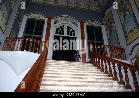 Le Caire, Egypte, 7 janvier 2023: Intérieurs et escaliers à l'intérieur de la citadelle Saladin du musée militaire national égyptien dans la citadelle du Caire, armée officielle m Banque D'Images