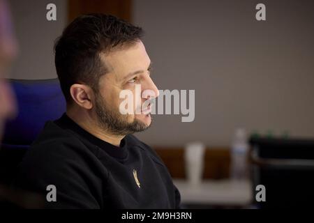 Kiev, Ukraine. 17th janvier 2023. Le président ukrainien Volodymyr Zelenskyy, à gauche, écoute sa femme, Olena Zelenska, s'exprime au Forum économique mondial de Davos par liaison vidéo, au Palais Mariinsky, à 17 janvier 2023, à Kiev, en Ukraine. Credit: Présidence de l'Ukraine/Présidence de l'Ukraine/Alamy Live News Banque D'Images