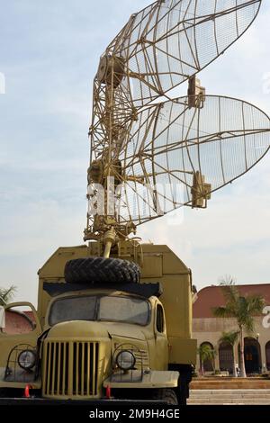 Le Caire, l'Egypte, 7 janvier 2023: Ancienne rétro URSS russe radar P-15 Union soviétique portée 150 KM du musée militaire national égyptien au Caire Banque D'Images