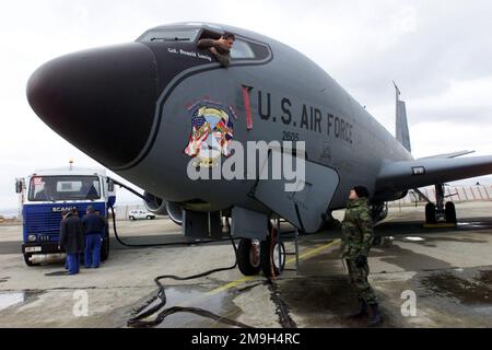 PREMIÈRE classe D'AIRMAN (A1c) Nicholas Hoy, KC-135R chef d'équipage de Stratotanker, s'entretient avec A1c Eric Brambila au sujet des procédures de ravitaillement à l'aéroport international de Borgas, en Bulgarie, à l'appui de l'opération ENDURING FREEDOM. Objet opération/série: LIBERTÉ DURABLE base: Aéroport international de Borgas pays: Bulgarie (BGR) scène Major Command montré: USAFE Banque D'Images