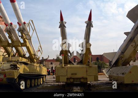 Le Caire, Egypte, 7 janvier 2023: SAM 2 missiles de l'URSS élevés sur la surface du camion au missile de défense aérienne sa-2 1970 du museuu militaire national égyptien Banque D'Images