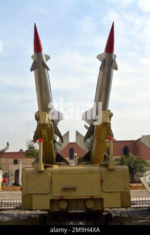 Le Caire, Egypte, 7 janvier 2023: SAM 2 missiles de l'URSS élevés sur la surface du camion au missile de défense aérienne sa-2 1970 du museuu militaire national égyptien Banque D'Images