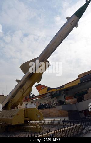 Le Caire, Egypte, 7 janvier 2023: SAM 2 missiles de l'URSS élevés sur la surface du camion au missile de défense aérienne sa-2 1962 du museuu militaire national égyptien Banque D'Images