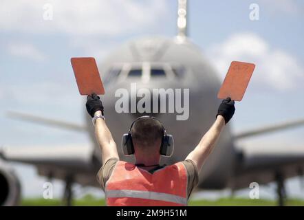 Un chef d'équipage de la KC-10A Extender de la Force aérienne des États-Unis (USAF), de l'aile expéditionnaire aérienne (AEW) de 28th, dirige un avion jusqu'à son emplacement de stationnement, pendant l'opération ENDURING FREEDOM. Objet opération/série: LIBERTÉ DURABLE base: Diego Garcia pays: Territoire britannique de l'océan Indien (IOT) Banque D'Images