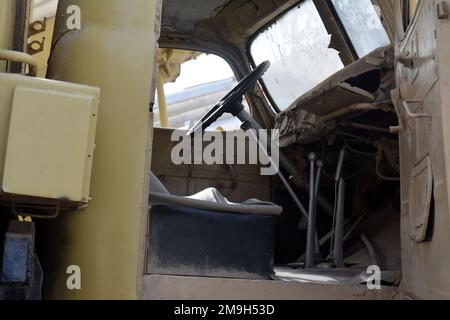 Le Caire, l'Egypte, 7 janvier 2023: Intérieur de l'ancien véhicule rétro d'époque ayant URSS russe P-15 radar Union soviétique sur elle de la nationale égyptienne milit Banque D'Images