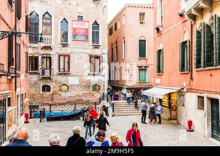 VENISE, ITALIE - 23 SEPTEMBRE 2019: Touristes marchant sur Venise, Italie. Belle vue sur Venise. Banque D'Images