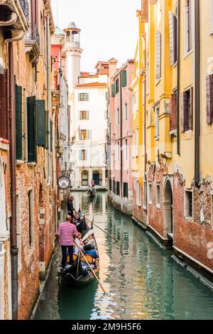 VENISE, ITALIE - 23 SEPTEMBRE 2019 : le gondolier transporte les touristes en gondole dans le canal de Venise, Italie. Télécabine traditionnelle de Venise sur le célèbre canal. Beaut Banque D'Images