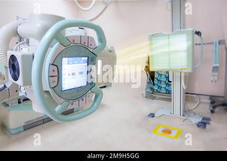 Tube du générateur de rayons X avec moniteur ou dispositif général de rayons X avec support Bucky en radiologie. Équipement médical moderne dans l'hôpital. Banque D'Images