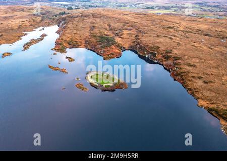 Vue aérienne de Lough Doon entre Portnoo et Ardara qui est célèbre pour le fort médiéval - Comté Donegal - Irlande Banque D'Images