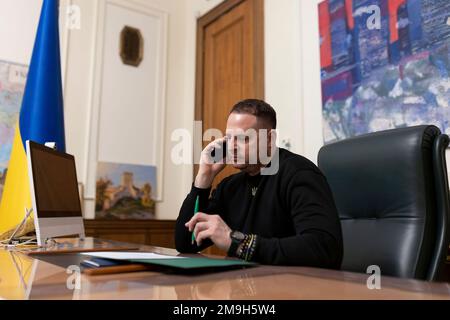 Kiev, Ukraine. 18th janvier 2023. Andriy Yermak, chef de cabinet présidentiel ukrainien, a téléphoné au chef polonais du Bureau politique internationale de la Chancellerie présidentielle Marcin Przydacz, du Palais Mariinsky, à 17 janvier 2023, à Kiev, en Ukraine. Credit: Présidence de l'Ukraine/Présidence de l'Ukraine/Alamy Live News Banque D'Images