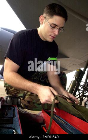 AIRMAN (AMN) Mike Moon, chef d'équipage du KC-135R Stratotanker au sein de l'Escadron de génération d'aéronefs (AGS) 22nd, base aérienne de McConnell, Kansas, choisit des outils pour dépanner et réparer les trains d'atterrissage à la base aérienne de Moron, en Espagne, à l'appui de l'opération ENDURING FREEDOM. Objet opération/série: LIBERTÉ DURABLE base: Base aérienne Moron État: Sevilla pays: Espagne (ESP) scène Major Command montré: USAFE Banque D'Images