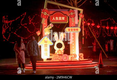 (230118) -- BEIJING, le 18 janvier 2023 (Xinhua) -- des installations de célébration du nouvel an sont vues dans un parc à Luzhou, dans la province du Sichuan, dans le sud-ouest de la Chine, le 16 janvier 2023. Le festival du printemps de cette année, ou le nouvel an chinois, tombe le 22 janvier. (Photo de Liu Xueyi/Xinhua) Banque D'Images