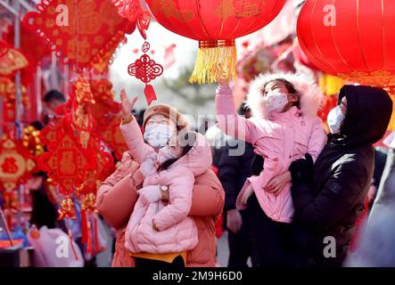 (230118) -- BEIJING, le 18 janvier 2023 (Xinhua) -- les gens sélectionnent des décorations du nouvel an sur un marché dans le comté de Zhengding de Shijiazhuang, dans la province du Hebei, au nord de la Chine, le 18 janvier 2023. Le festival du printemps de cette année, ou le nouvel an chinois, tombe le 22 janvier. (Photo de Zhang Xiaofeng/Xinhua) Banque D'Images
